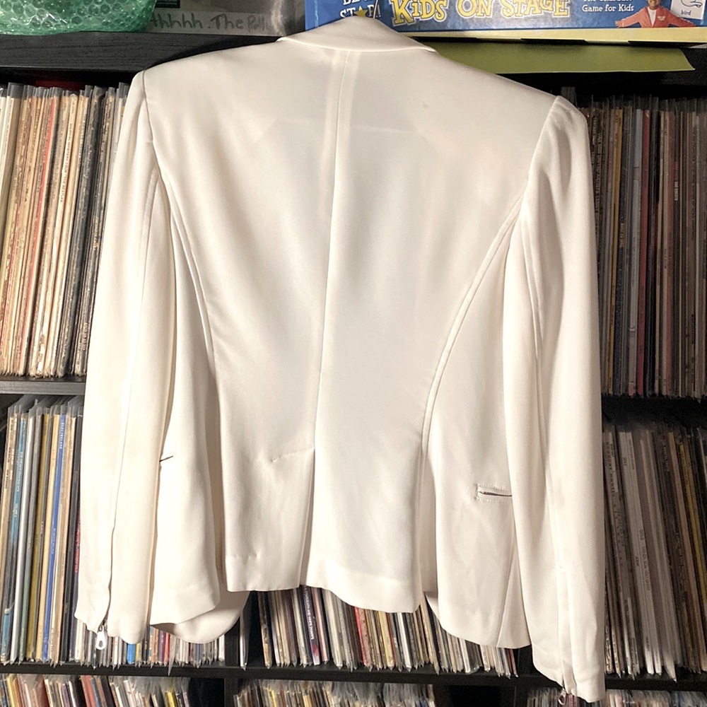 rag & bone size 2 white blazer with zippered pockets and zippered sleeves.